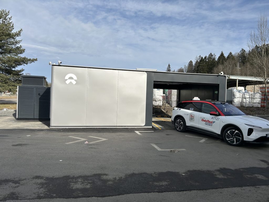 battery-swapping station